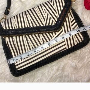 🤎🤍Henri Bendel Disturbed Debutante Striped Clutch /Wristlet With Strap🤎🤍